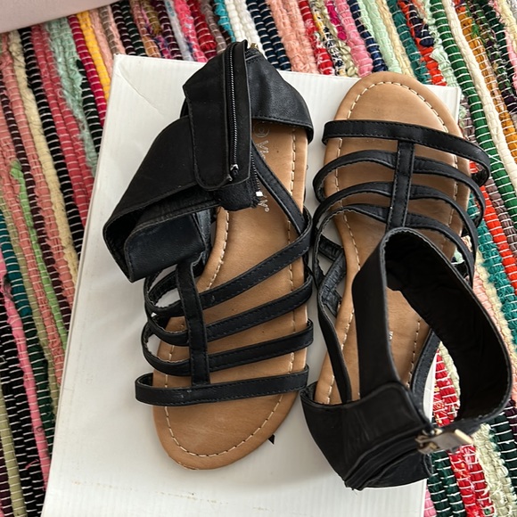Sandals used but in great shape size 6 - Picture 2 of 4